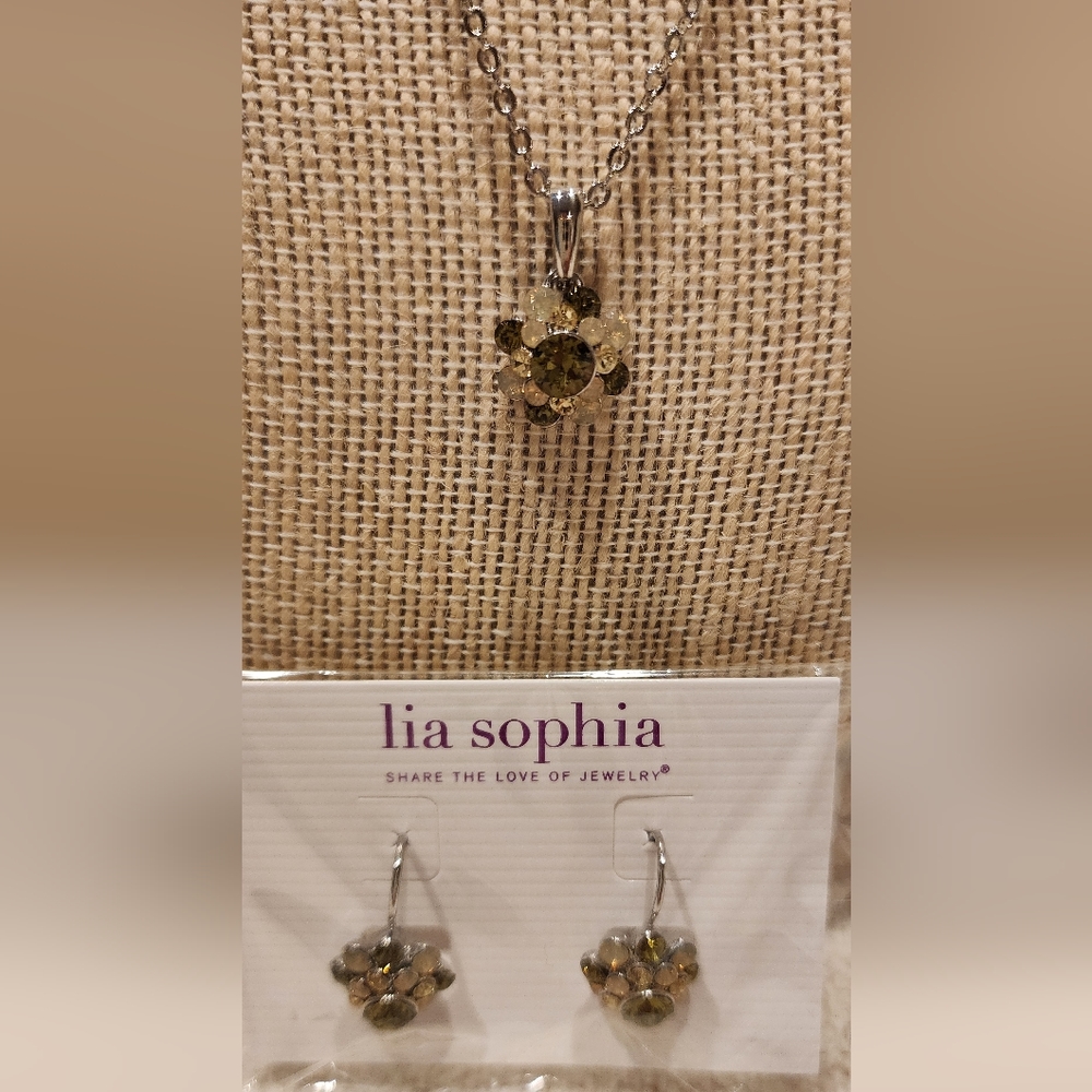 NWT Lia Sophia Light Green Flower Necklace with Matching Earrings - Picture 2 of 7